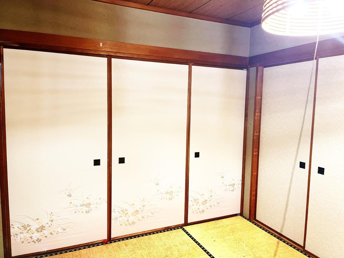 Tokyo Downtown Tatami House: Multinational TV & BBQ Corner Hotel Exterior photo